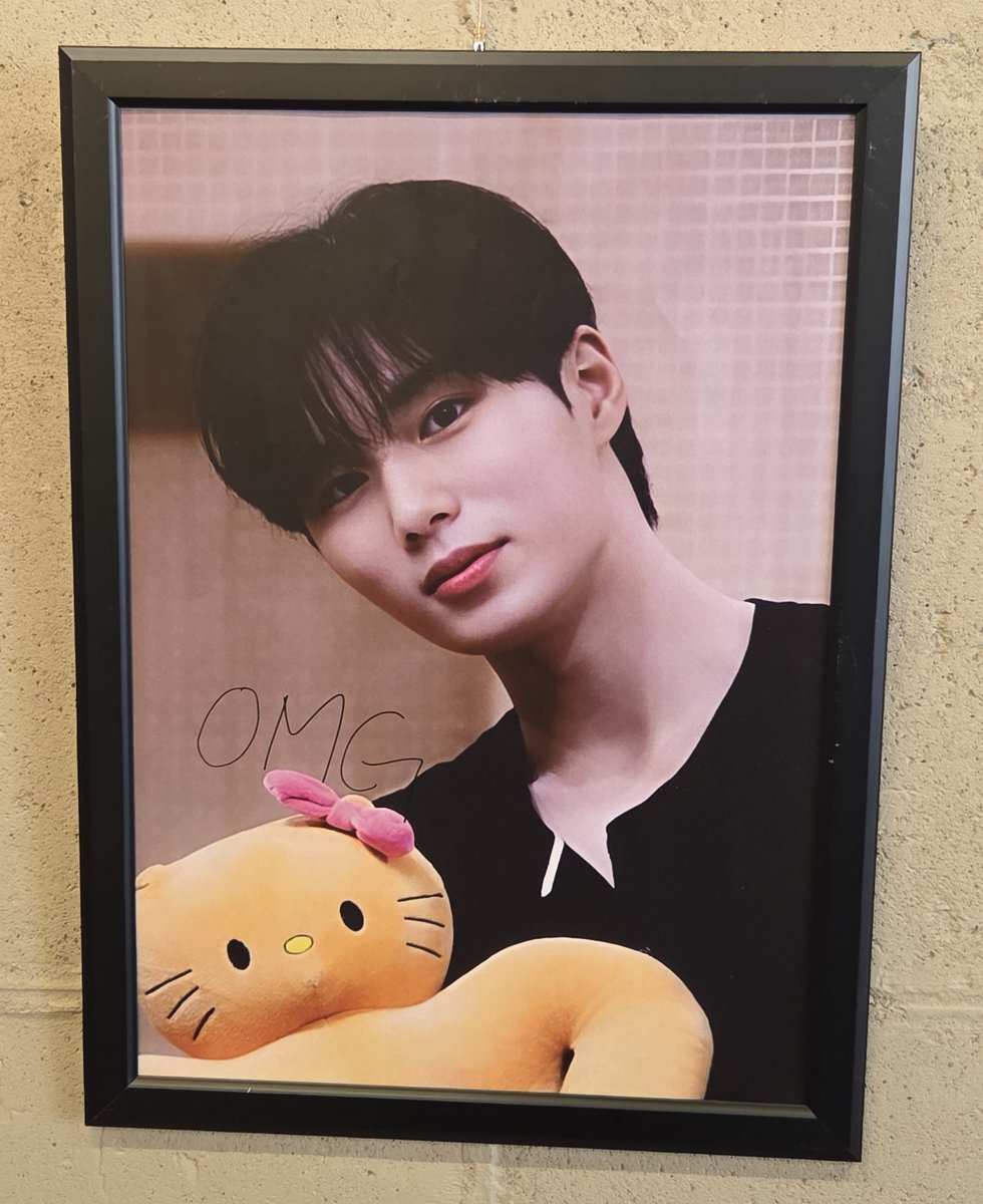 rabbitS2fox's tweet photo. 석화가 준서 액자에 써 준 고

살 많이 빠졌더라 < ㅜㅜ
OMG https://t.co/MglYTpR1Na