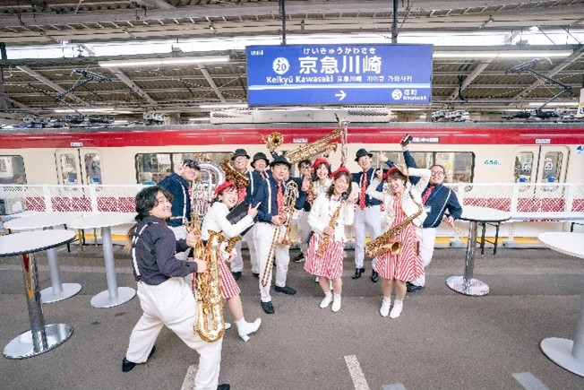 keikyu_koho's tweet photo. ＼駅のホームがパーティ会場に！？／ 
「京急川崎ホームパーティ」開催✨

ホームや停車中の電車内で
沿線グルメ🍖＆クラフトビール🍺
かわさきジャズの生演奏が楽しめます🎷
ミニ電車の運行や川崎ブレイブサンダースコラボも🏀

📅10/31(土)・11/1(日) ・11/3(火・祝) 
📍京急川崎駅 大師線1番線ホーム＆駅前道路

▼詳しくは
https://t.co/NmpcaKnZDj
