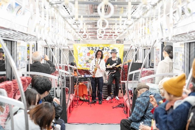 keikyu_koho's tweet photo. ＼駅のホームがパーティ会場に！？／ 
「京急川崎ホームパーティ」開催✨

ホームや停車中の電車内で
沿線グルメ🍖＆クラフトビール🍺
かわさきジャズの生演奏が楽しめます🎷
ミニ電車の運行や川崎ブレイブサンダースコラボも🏀

📅10/31(土)・11/1(日) ・11/3(火・祝) 
📍京急川崎駅 大師線1番線ホーム＆駅前道路

▼詳しくは
https://t.co/NmpcaKnZDj