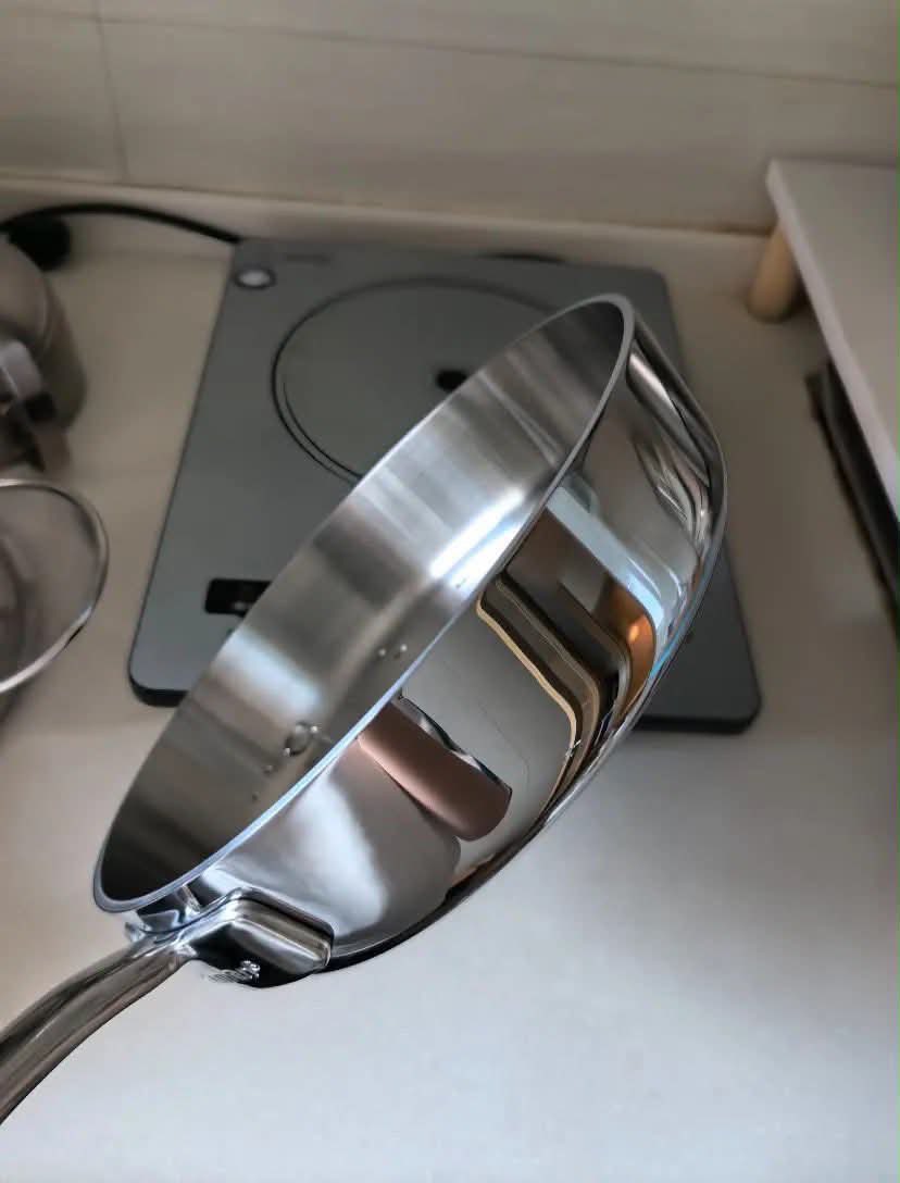 zarasabrenee's tweet photo. Pokoknya catet ya📝 

dikasih tau sama temen dia chef yg kerja di hotel kalau beli pan stainless tuh jgn dilihat atasnya doang tp pastiin ada tulisan SUS 18/10 atau SUS316 material nya lebih oke!! 👍🏻 https://t.co/6zzlF5r4ha