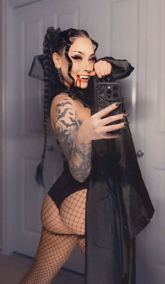 MissPurplettv's tweet photo. Costume #4 Sexy Vampire https://t.co/JlxKzOb0sW