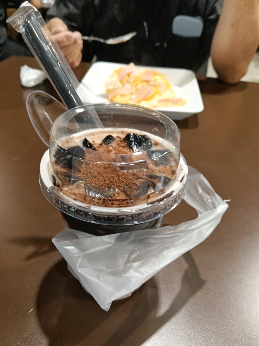 HIROKAZUmis's tweet photo. ターミナル21のフードコートPIRE21で昼食。
ガバオライスとドリンク。
#PIRE21 https://t.co/5NuWghSoJq