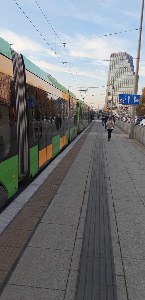 poznan_moment's tweet photo. Od 2h centrum jest kompletnie sparaliżowane dla ruchu tramwajowego. MPK kompletnie nie poradziło sobie z nowym remontem i objazdami, zablokowali miasto aż do Winograd https://t.co/3ixijsmY7P