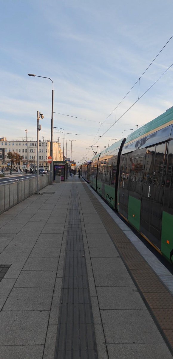 poznan_moment's tweet photo. Od 2h centrum jest kompletnie sparaliżowane dla ruchu tramwajowego. MPK kompletnie nie poradziło sobie z nowym remontem i objazdami, zablokowali miasto aż do Winograd https://t.co/3ixijsmY7P