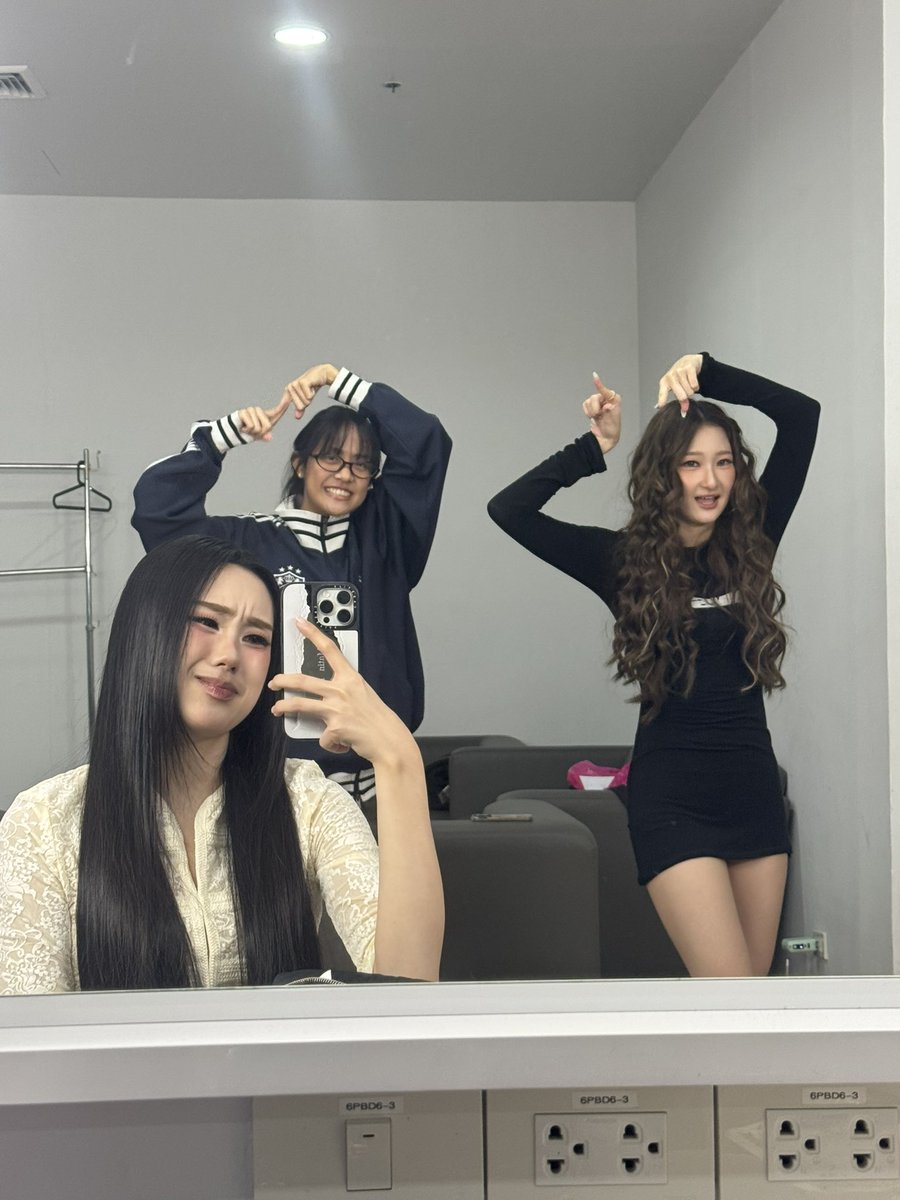 ciinthesea's tweet photo. อยู่ดีๆมีไพรเวทคลาส 1:1 หลังเวที 🧐

#FriendList_Challenge
#FriendListFELIZZ https://t.co/8CCqa6sTH7
