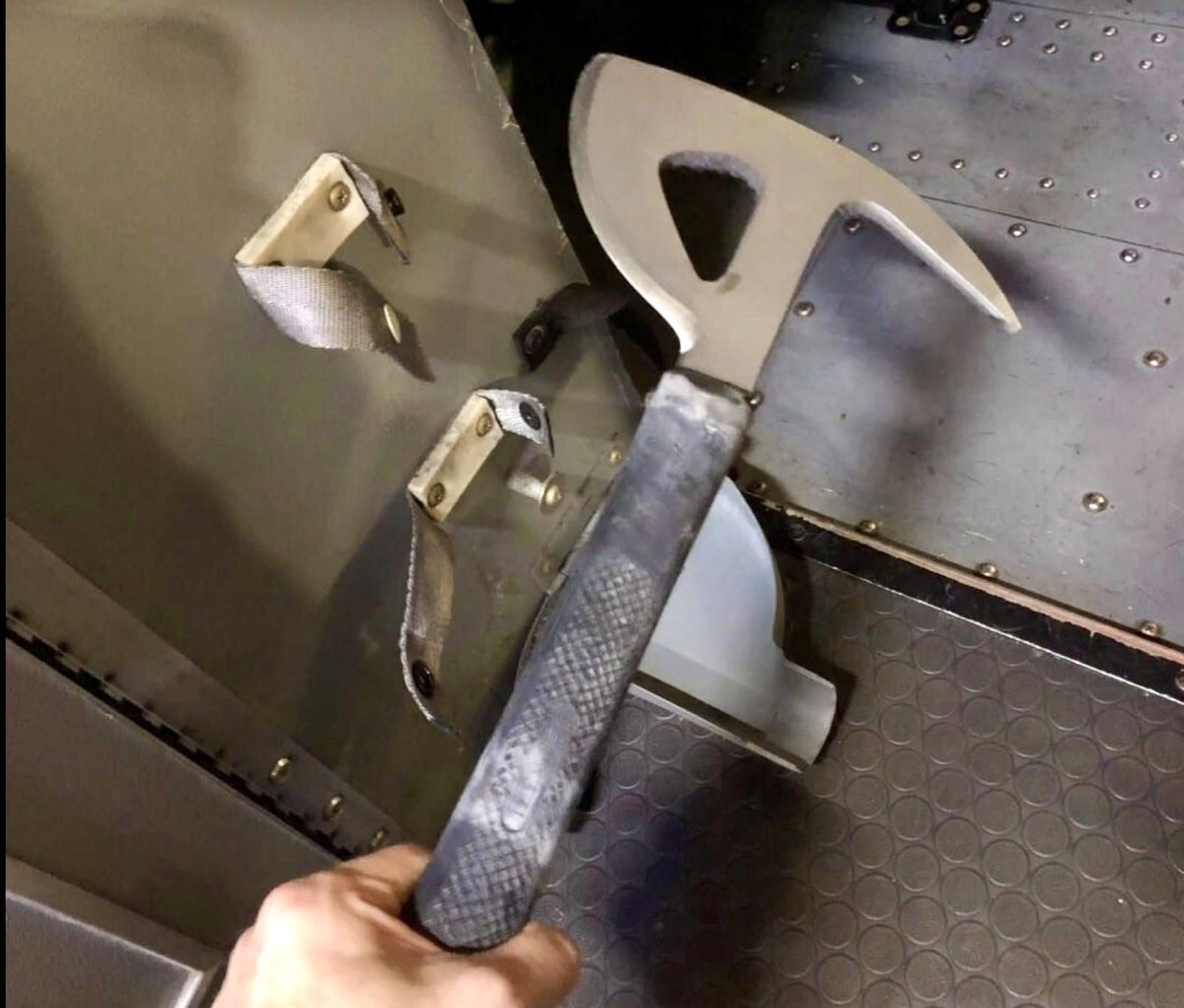 abhijitmajumder's tweet photo. Smit Machchhar was attacked with this weapon by Islamic terrorist Hammam al-Hammami.
That too from behind, when Smit thought Hammam was praying.
Imagine the nerve it takes to overcome a raging killer, a diving plane full of passengers, and the pain and trauma from the blows to open the cockpit door.
What a hero.