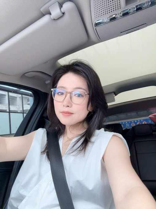 CameronCol86046's tweet photo. 欲望突然没来由的涌上来
于是有了图二，在没人的办公室不管不顾的让自己性福
大家也会有这样控制不在欲望的瞬间吗，评论区留下你的答案 https://t.co/9kaYXPWpis
