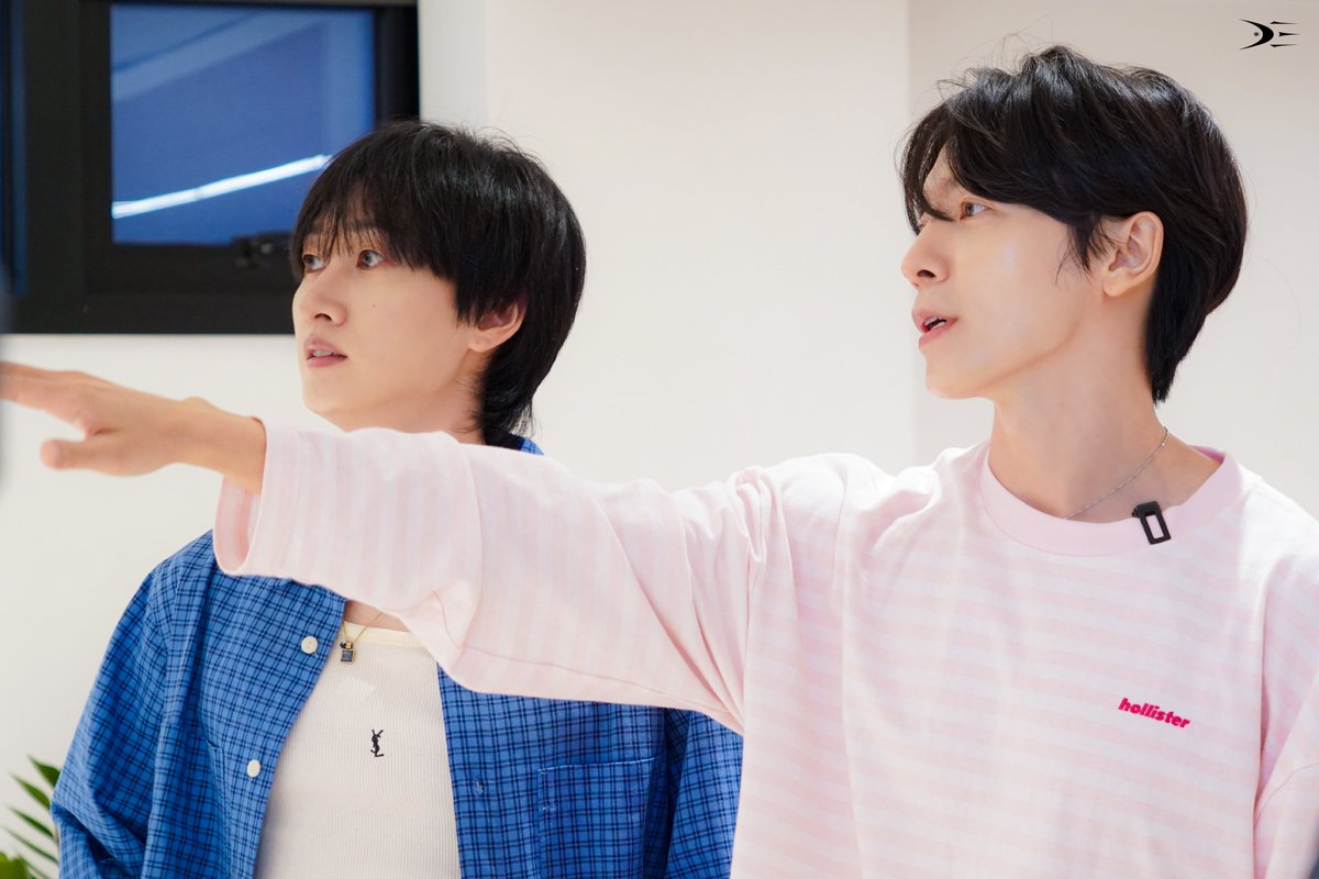 SJ_DnE_official's tweet photo. [📸]
SUPER JUNIOR-D&E 자체컨텐츠 [떴다 디앤이 EP.1-2] 촬영 𝑩𝒆𝒉𝒊𝒏𝒅 𝑺𝒌𝒆𝒕𝒄𝒉✨

✈️떴다 떴다 디애니 날아라 날아라
높이 높이 날아라 우리 디애니✈️
SUPER JUNIOR-D&E 자체컨텐츠 '떴다 디애니' 입성 기념
1-2화 비하인드 이미지 만나보러 지금 렛츠고우~🐯🐰

🔗 https://t.co/pxwemeFaFh

#슈퍼주니어DnE #SuperJuniorDnE
#DONGHAE #EUNHYUK