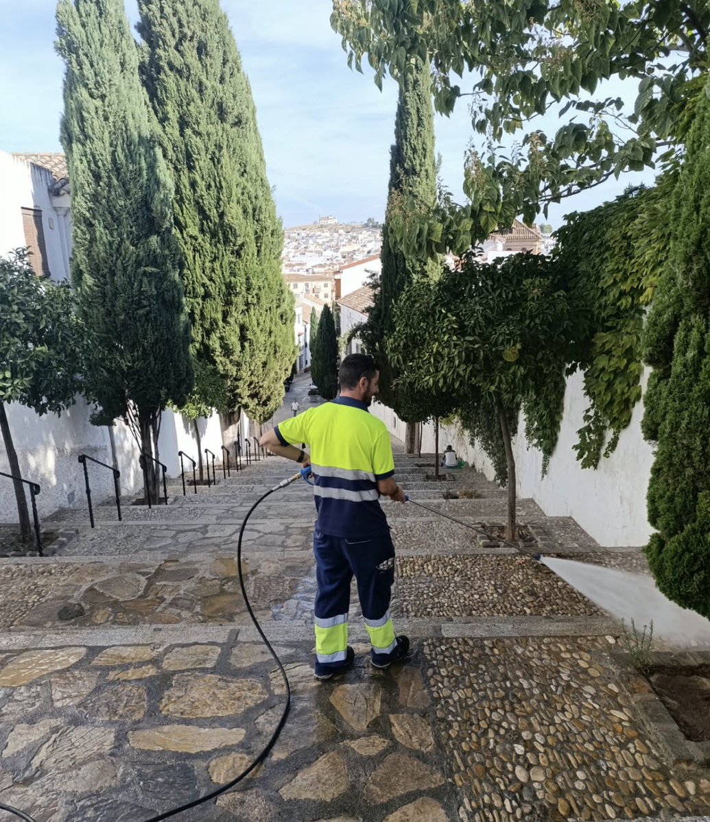 AguasdelTorcal's tweet photo. 💦 Labores de limpieza y desinfección por parte de Aguas del Torcal en zonas de tránsito, espacios peatonales y acerados

🐾💧 Especial atención: puntos negros

📌 Cuesta Barbacanas 

Cuidamos de #Antequera
Mantenemos limpia #TUciudad https://t.co/oGukmb3CDR