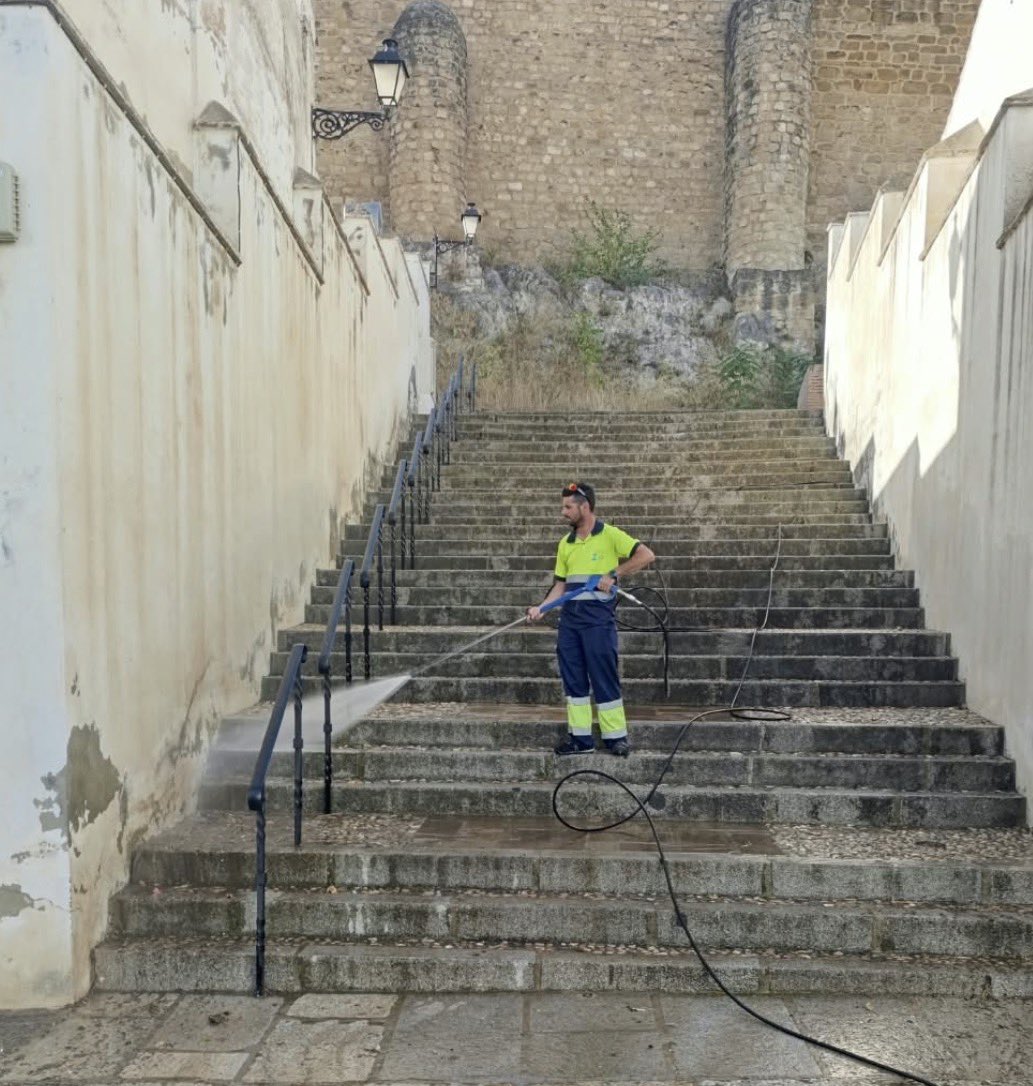 AguasdelTorcal's tweet photo. 💦 Labores de limpieza y desinfección por parte de Aguas del Torcal en zonas de tránsito, espacios peatonales y acerados

🐾💧 Especial atención: puntos negros

📌 Cuesta Barbacanas 

Cuidamos de #Antequera
Mantenemos limpia #TUciudad https://t.co/oGukmb3CDR