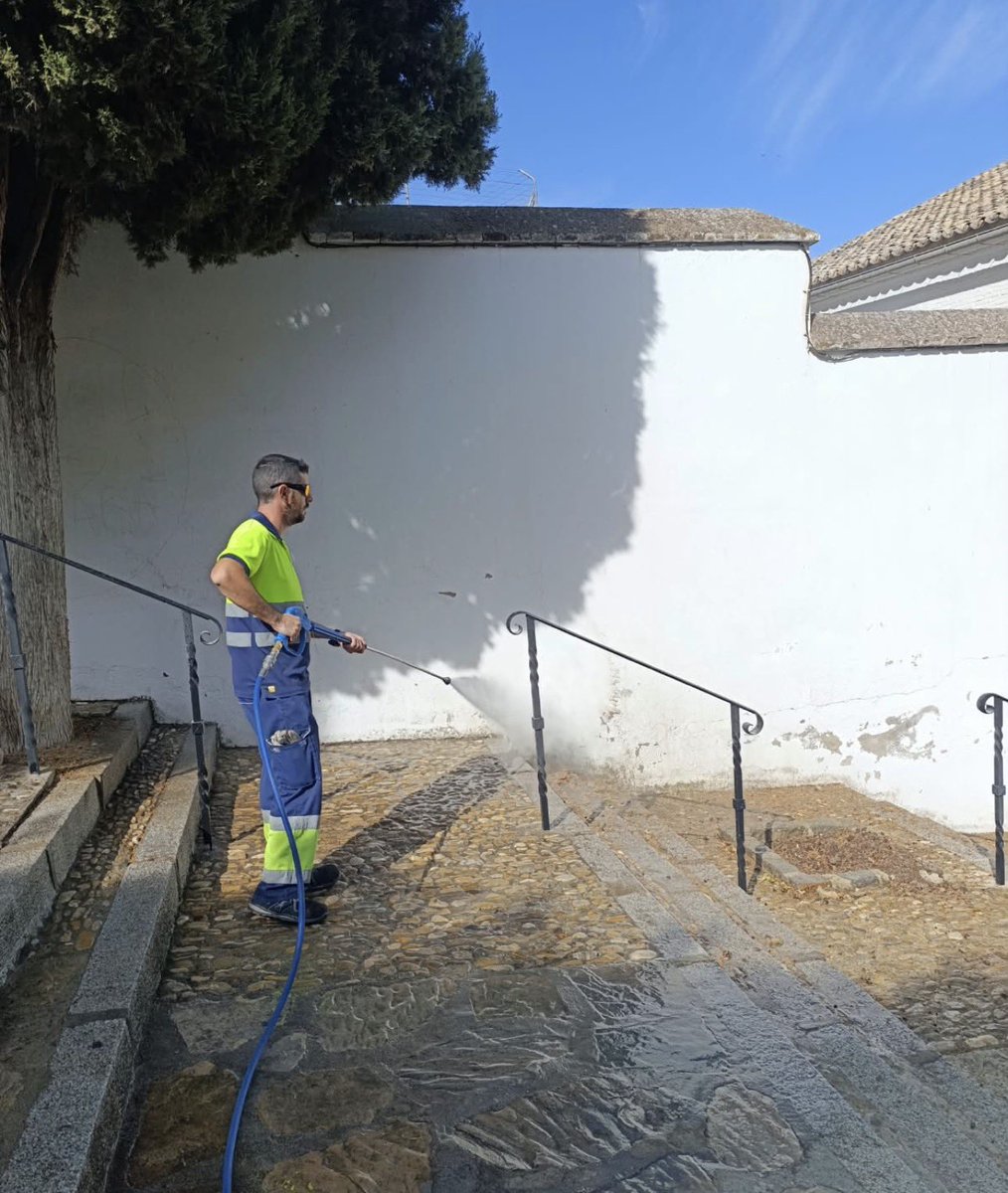 AguasdelTorcal's tweet photo. 💦 Labores de limpieza y desinfección por parte de Aguas del Torcal en zonas de tránsito, espacios peatonales y acerados

🐾💧 Especial atención: puntos negros

📌 Cuesta Barbacanas 

Cuidamos de #Antequera
Mantenemos limpia #TUciudad https://t.co/oGukmb3CDR