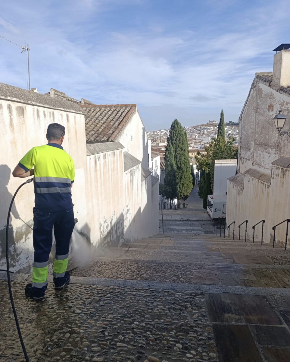 AguasdelTorcal's tweet photo. 💦 Labores de limpieza y desinfección por parte de Aguas del Torcal en zonas de tránsito, espacios peatonales y acerados

🐾💧 Especial atención: puntos negros

📌 Cuesta Barbacanas 

Cuidamos de #Antequera
Mantenemos limpia #TUciudad https://t.co/oGukmb3CDR