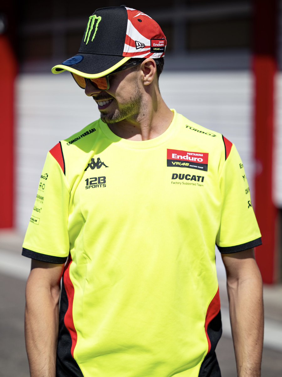 VR46RacingTeam's tweet photo. Wearing Indonesia’s colours loud and proud 🇮🇩
Selamat menyambut #IndonesianGP ✊

Special Indonesian cap, available now 🔗
#MotoGP #PertaminaEnduroVR46RacingTeam https://t.co/1WYYD4fdws