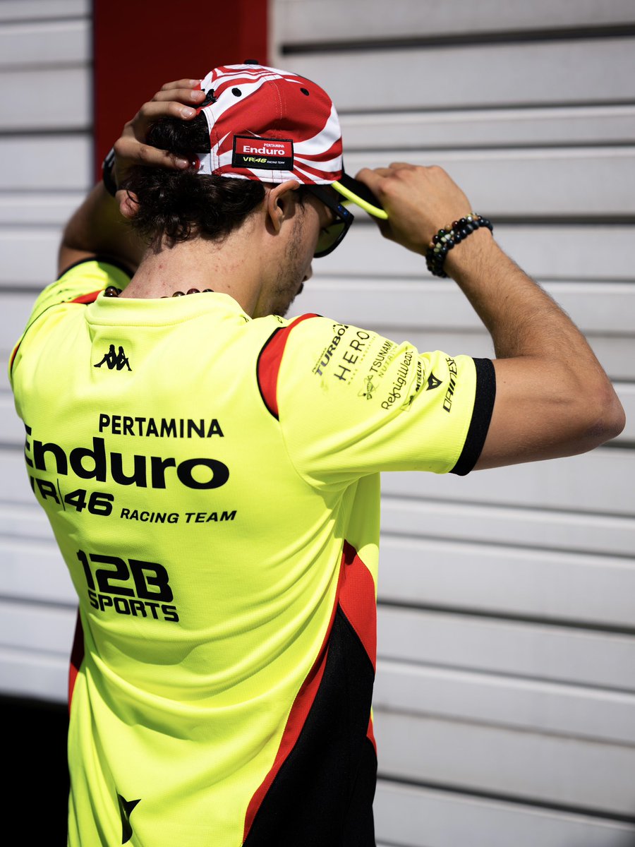 VR46RacingTeam's tweet photo. Wearing Indonesia’s colours loud and proud 🇮🇩
Selamat menyambut #IndonesianGP ✊

Special Indonesian cap, available now 🔗
#MotoGP #PertaminaEnduroVR46RacingTeam https://t.co/1WYYD4fdws
