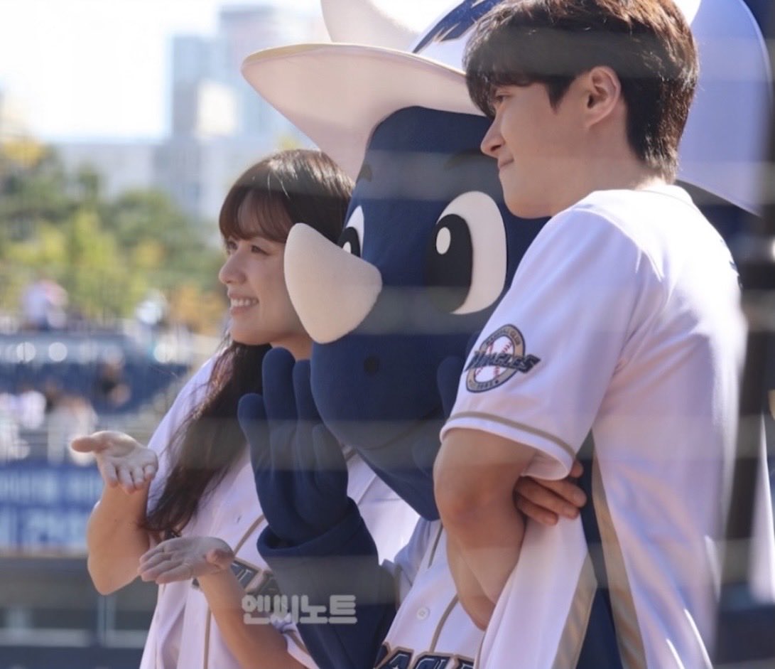 CNktonic22's tweet photo. Hyojoo x Gong Myung as Seo Hee-seung x Kang Hae-hwan in MBC’s upcoming romantic drama 🔜#YourGround 🥰⚾️✨

Already sooo excited for this duo! 🫠💗 
#한효주 #공명 #너의그라운드 Fighting! ⭐️✨ https://t.co/lOkZaqkZjr