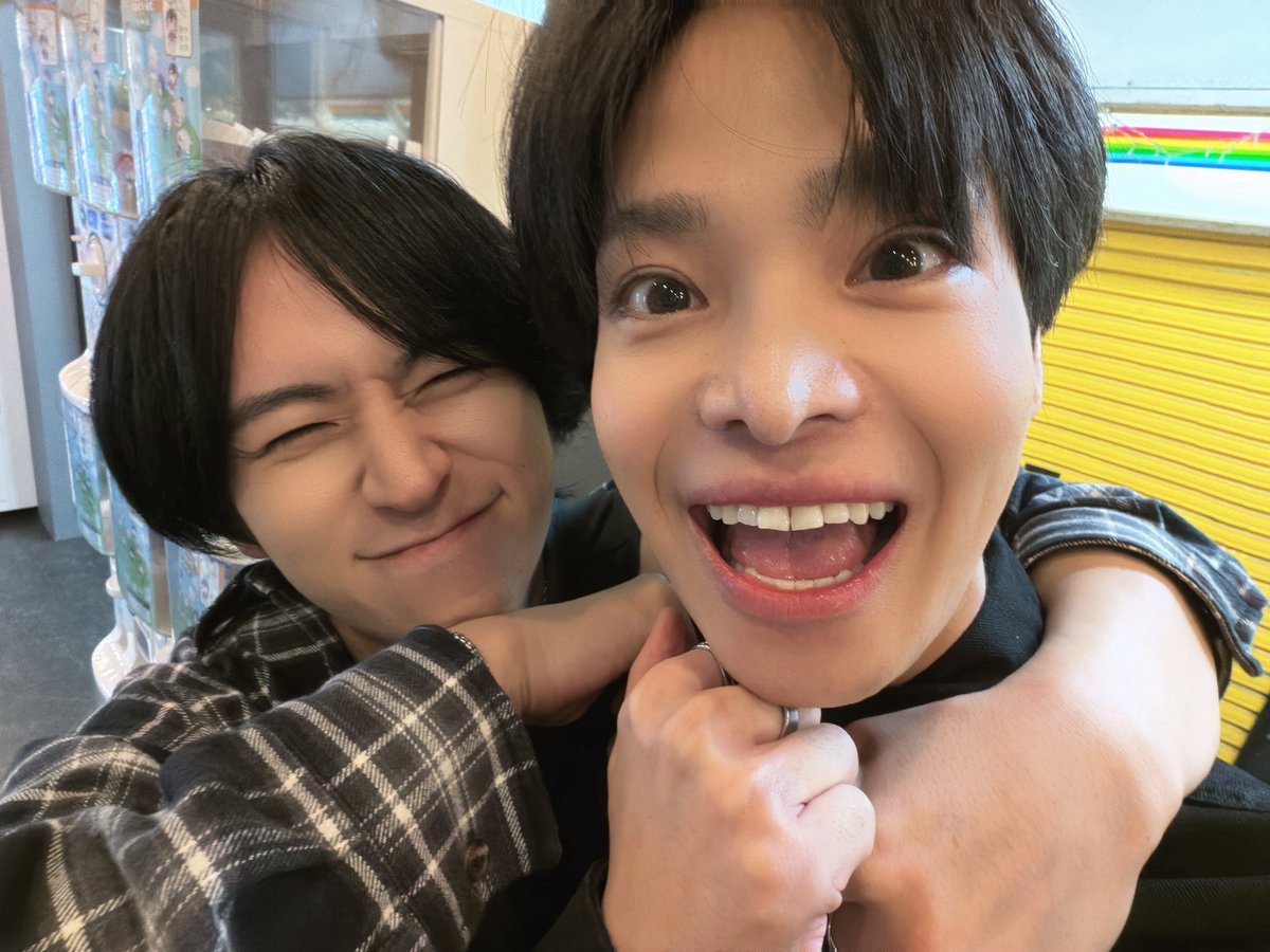 yuokiya0307's tweet photo. 急に大きい声出すのやめてください
びっくりします

俺のこと良く分かってる飲み物のチョイスをして買ってきてくれるのありがとう
すごく嬉しかったです

でも遠くから大きい声で
「悠くん〇〇あるよー！！」って言うのやめてください
周りに人いて恥ずかしいし
そもそもそのアニメ俺見た事ないからです