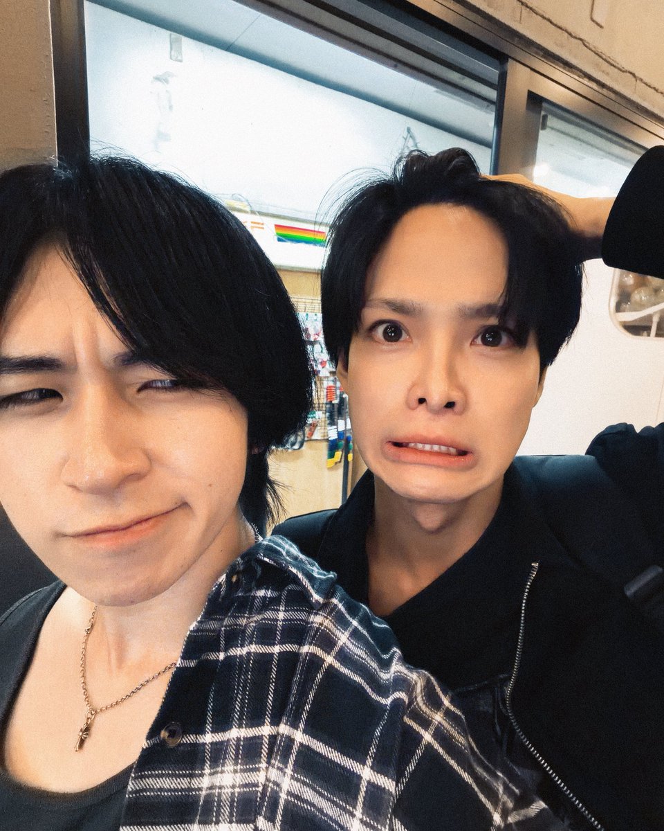 yuokiya0307's tweet photo. 急に大きい声出すのやめてください
びっくりします

俺のこと良く分かってる飲み物のチョイスをして買ってきてくれるのありがとう
すごく嬉しかったです

でも遠くから大きい声で
「悠くん〇〇あるよー！！」って言うのやめてください
周りに人いて恥ずかしいし
そもそもそのアニメ俺見た事ないからです