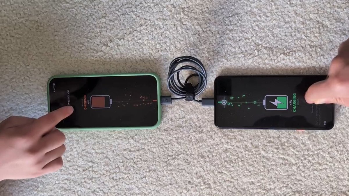 AUTOMATONJapan's tweet photo. スマホの充電を奪い合うゲーム『Power Struggle』に注目集まる。充電効率はだいぶ悪い、不毛すぎる“醜い戦い”
https://t.co/narvzZvpXm https://t.co/vREaKcpHdP