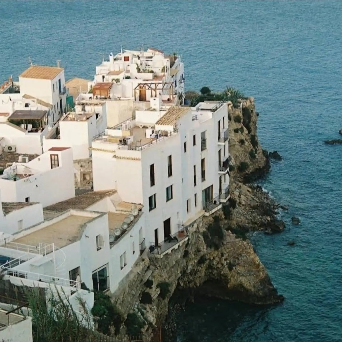 AnaCris01223285's tweet photo. Dalt Vila mag je niet overslaan. Ibiza is meer dan beachclubs en feesten: ontdek smalle straatjes, witte huisjes en uitzicht over de haven. Ga vroeg, draag comfortabele schoenen en dwaal ook door de zijstraatjes. https://t.co/zptvyokAzF