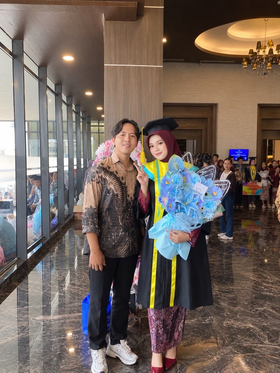 minisreoo's tweet photo. kepada pria bermata khas itu, terima kasih atas segala dukungan selama lebih dari 2 tahun ini, terima kasih telah menjadi tempat untuk pulang, dan mengajarkan bahwa rumah bukan selalu berbentuk bangunan, tapi berbentuk seseorang yang membuat kita merasa tenang dan diterima💙 https://t.co/Ybo2IPH9VT