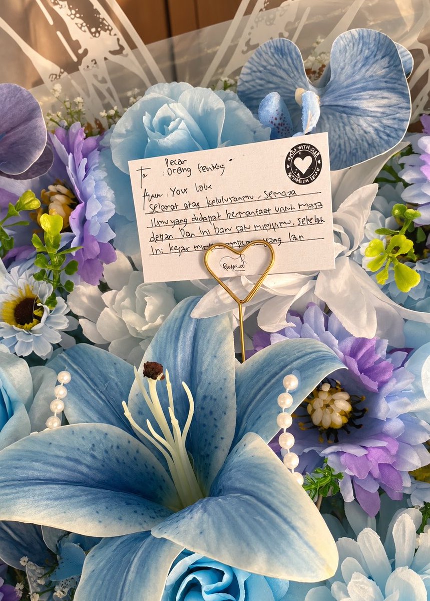 minisreoo's tweet photo. kepada pria bermata khas itu, terima kasih atas segala dukungan selama lebih dari 2 tahun ini, terima kasih telah menjadi tempat untuk pulang, dan mengajarkan bahwa rumah bukan selalu berbentuk bangunan, tapi berbentuk seseorang yang membuat kita merasa tenang dan diterima💙 https://t.co/Ybo2IPH9VT