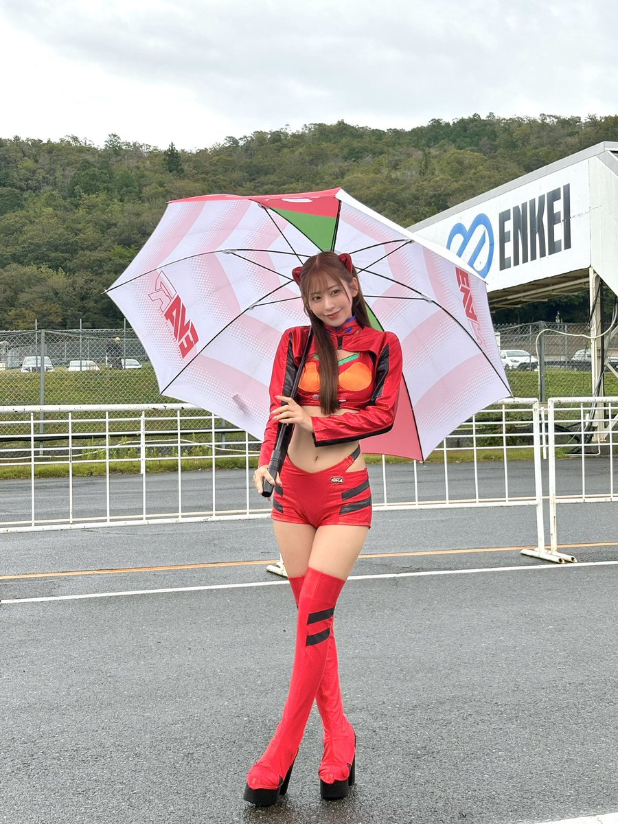togawa_momo's tweet photo. FDJ最終戦ありがとうございました✨
結果は、
610号車 村上佳選手 Top32
530号車 益山航選手 Top16
でした！！
最終戦もエヴァレーシングにたくさんの応援を、ありがとうございました☺️💜💚

そして、今シーズンのサーキットでのアスカ役姿は、今回のFDJが最後でした！❤️
当日は全然実感がなくて、いつも通りみんなと楽しく過ごしていたのですが、終わってからじわじわと実感が湧いてきて、今になってとっても寂しいです🥲
憧れのエヴァレーシングのアスカ役を担当させていただけたことが本当に嬉しくて、
毎回アスカのコスチュームに袖を通すたびに、不思議と気持ちがシャキッとして、アスカから強さと勇気を分けてもらえているような気がしていました☺️

そして、チームの皆さんも本当に優しくて温かくて。こんなにも恵まれた環境でRAとして活動できたことに、心から感謝しています🌸

振り返ると、本当に楽しい思い出ばかり！
めっちゃ楽しかったなぁ☺️✨

サーキットでアスカ役の私に会いに来てくださった皆さんも、本当にありがとうございました🫶