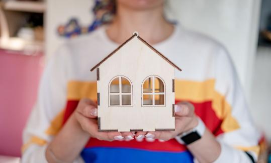 asso_afoc's tweet photo. [ Communiqué de presse 📣 ] Gel des APL : l’AFOC dénonce une mesure qui fragilise davantage les locataires modestes

Pour en savoir plus : https://t.co/M3VOso07DV

#APL #logement #LOYER #logementsocial #locataires https://t.co/mk5N8i8SjR