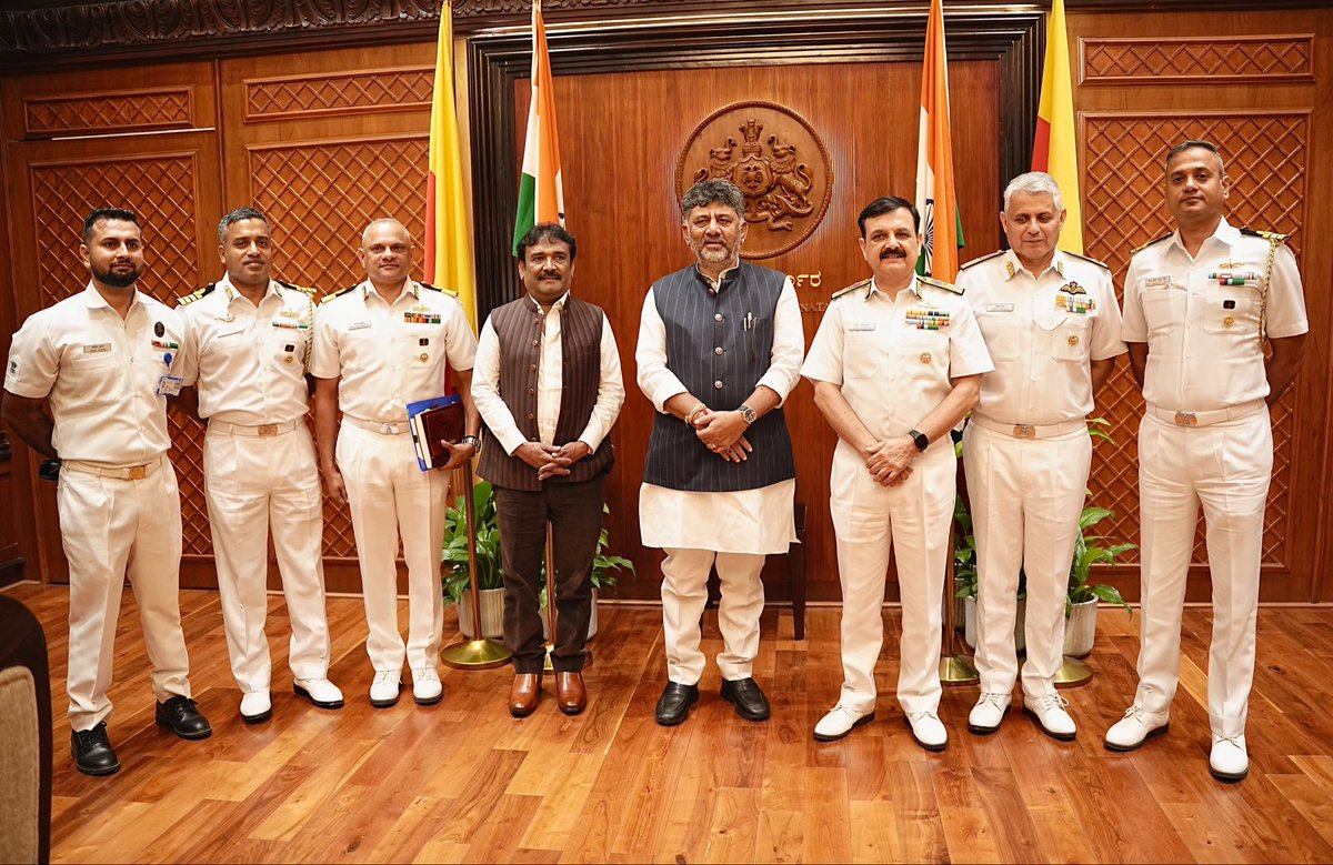 CMofKarnataka's tweet photo. Vice Admiral Sanjay Vatsayan, PVSM, AVSM, NM, Flag Officer Commanding-in-Chief, Western Naval Command, along with his team, called on Hon’ble Chief Minister Shri @DKShivakumar at Vidhana Soudha today. https://t.co/2yIPQxQYcD