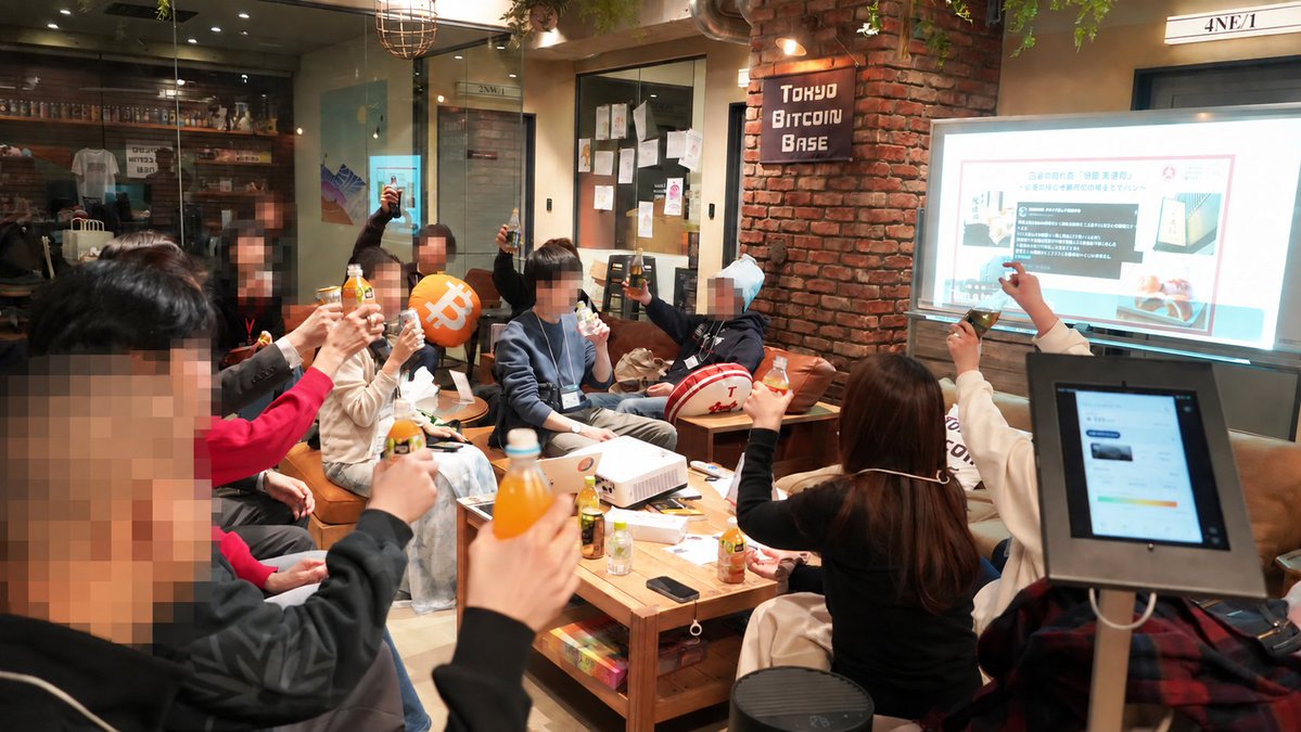 btcmapjapan's tweet photo. 四ツ谷駅から徒歩5分。
サトシ・ナカモト像が出迎えてくれる、ビットコイン専門の施設。

📍Tokyo Bitcoin Base
　新宿区四谷本塩町2-8
⚡ビットコイン決済OK
💻コワーキング＆ラウンジ
☕毎月第1金曜は無料の交流会

初めての一歩は、ここからどうぞ。
#ビットコインで払える店

@TBB_JP @TBB_EN https://t.co/c8jtd4IzGj
