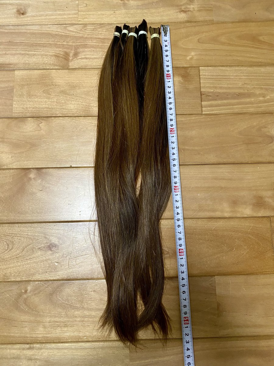 juri_ff14's tweet photo. バッサリ切ってきました💇‍♀️
ヘアドネーション用に持ち帰った髪
ブリーチしたりで色むらあるけど50cm超えw
180gくらいありました https://t.co/79yZFkGiS4