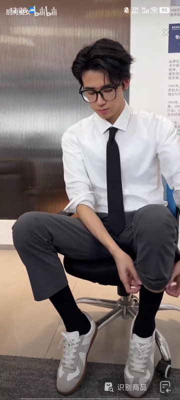 Simon0705257730's tweet photo. 突然又刷到qero家的直播，想起来我之最爱的两位 ～ #直男爹 #正装 #臭脚 https://t.co/FLHyuwgT9O