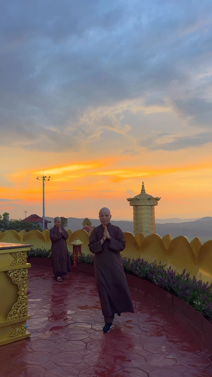etinUSLU1's tweet photo. Circumambulation is an act of body, speech, and mind—a vow in motion. Through this practice, one can attain goals that may otherwise seem difficult to reach. https://t.co/vlTpWzOBnz