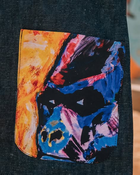 SFacesup's tweet photo. An up-close look at our serials on the kimonos, featuring demon Jena material, a geometrical partner ribbon, and prints inspired by paintings created by children in our programs @FacesUpUganda .
#FacesUpStore #MadeInUganda #ArtisticProducts https://t.co/IkD2drVAgH