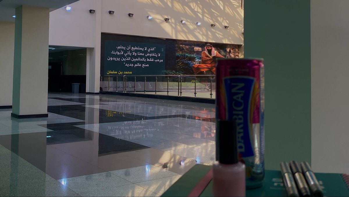 _r1li's tweet photo. صباح الخير ي مكافح /
اعتقد لم يعد في العمر متسع لشتم قومة الصبح كل يوم ..
خلاص اصحى بنشاط مافيه مخرج ، 
واستمر بالسعي .
وذكر نفسك في بداية كل يوم 
بذا البيت :
" لو توالت عليك من الزمان الهزايم 
لا يموت الطموح ولا تكل العزيمة " https://t.co/zULnK5rkA0