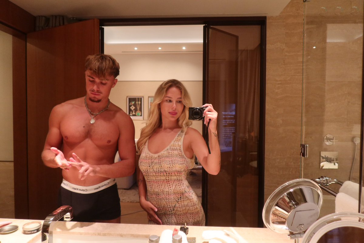 goddesssagaa's tweet photo. me and @masterchad17 using all ur money and living lavish, as it should be https://t.co/XBPDTwPZ0S