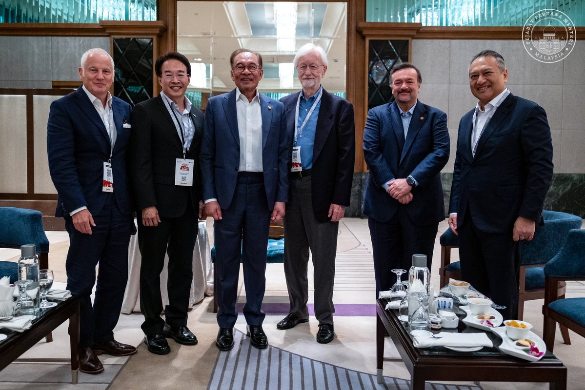 anwaribrahim's tweet photo. Today, on the sidelines of the Khazanah Megatrends Forum 2026, I discussed the current global state of play with distinguished figures from the worlds of technology and academia.

With Dato' Fong Swee Kiang, a Bukit Mertajam native, and a leading player in the semiconductor industry, we were on the same page about the need for Malaysia to move beyond traditional manufacturing and strengthen our capabilities in high-end technology, particularly AI super-cycle.

I also had a stimulating exchange with Professor Charles O'Reilly and Professor Stephen Kotkin. We examined transformative change, and the imperative for institutions to move up their technological value chain. Our broader conversation also considered the evolving geopolitical and economic landscape, including great power rivalry, and what these shifts mean for Malaysia.

I stressed that technological advancement and economic progress must go hand in hand with good governance and strong institutions. There can be no compromise in our fight against corruption and abuse of power.

#MalaysiaMADANI
#YakinMADANI
