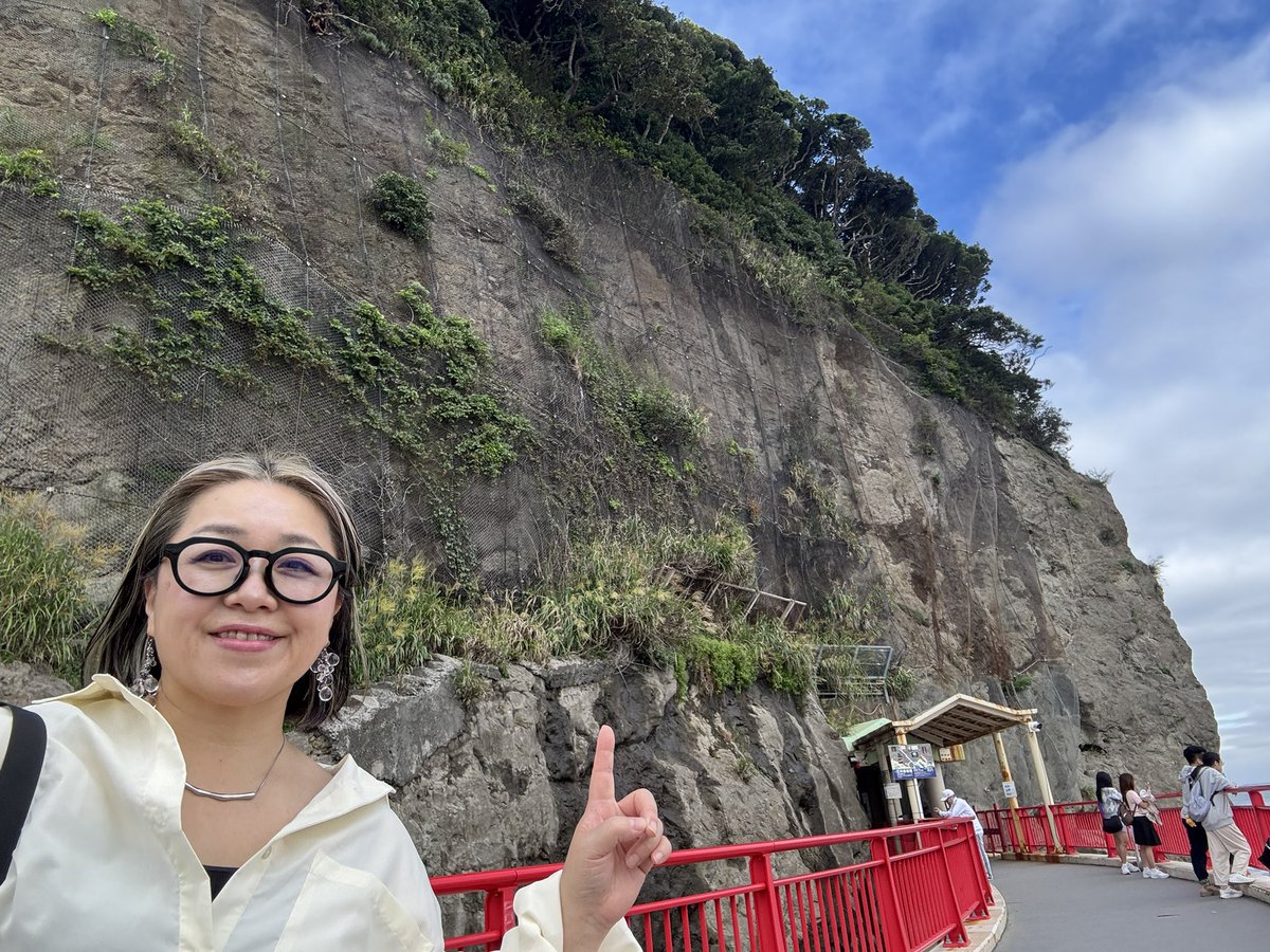 jinpeiokami's tweet photo. 江の島

稚児ケ淵の辺りこの間は下歩けたけど今日は波が高くて封鎖してあります

さてさて

江ノ島洞窟行くかな？？ https://t.co/byXRKLzbmN