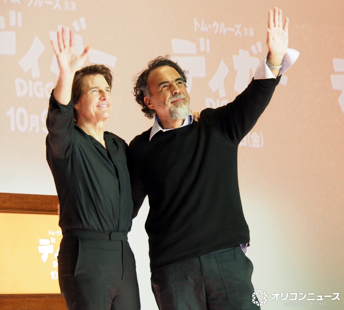 oricon's tweet photo. トム・クルーズ、26回目の来日🎌
映画『DIGGER／ディガー』会見
⠀
変身に6時間
リハから特殊メイクで役作り
⠀　↓
素の姿にスタッフ
「うわ！トム・クルーズがいる！」
https://t.co/FX0HUU73xV
⠀
10分間の大演説をワンショットで
せりふの暗記より「何をどう伝えるか」
https://t.co/rfdxcS6C99 https://t.co/qm1zA95KKK
