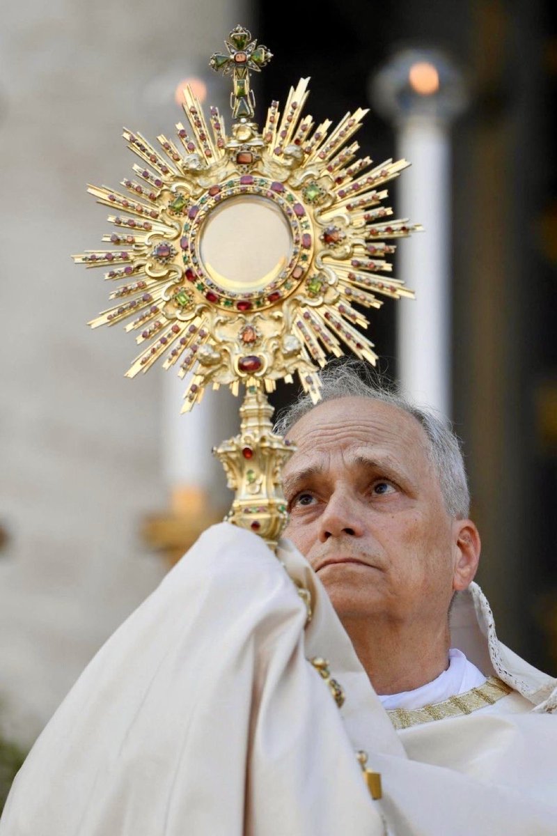 Xtopher_Uzo's tweet photo. This is Jesus Christ. He is truly present in the Blessed Sacrament. https://t.co/bnLEv6uy9n