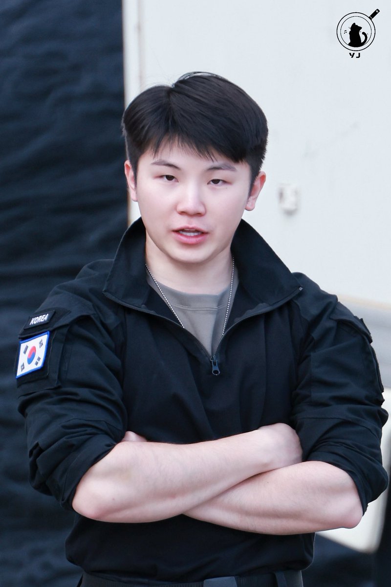 aludraexe's tweet photo. woozi, people dying here. hes so fucking BUFF 😭😭 https://t.co/q1YawXXSYT