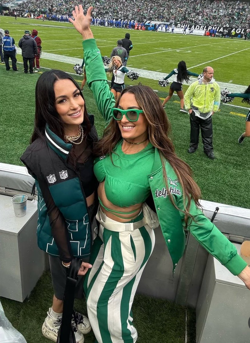 WWENewsUpdates2's tweet photo. The Bella Twins ❤️❤️❤️ https://t.co/Y4aFvQhhBT