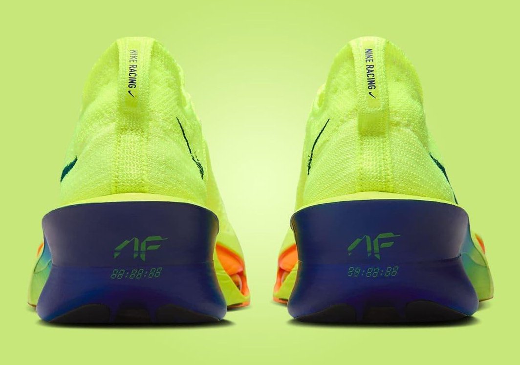 TheRunDone's tweet photo. نایکی ترکیب روز مسابقه‌اش را به سه نقش تقسیم کرده: Apex برای شکار ثانیه‌ها، Alphafly 4 برای ماراتن و Swooshfly برای ورود ساده‌تر به سوپرشوز. تغییر مهم فقط فوم و پلیت نیست؛ کفش مسابقه باید با هدف و تجربه انتخاب شود، نه با فرمول «گران‌تر یعنی سریع‌تر». https://t.co/G044GLY8IU