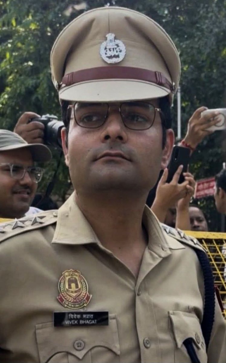 BRAHMAN_BR28's tweet photo. ACP विवेक भगत एससी केटेगरी से है UPSC 2017 बैच के अधिकारी हैं। उन्होंने 967वीं रैंक हासिल की, रोल नंबर 756167, DANIPS कैडर। वे अनुसूचित जाति (SC) श्रेणी से हैं। जिन पर आरोप लगा है महिलाओं के साथ बत्तमीजी करने का

बहुजन भाई लोगों मुझे कोई मतलब नहीं बस जानकारी दी है https://t.co/z6jylfYTds