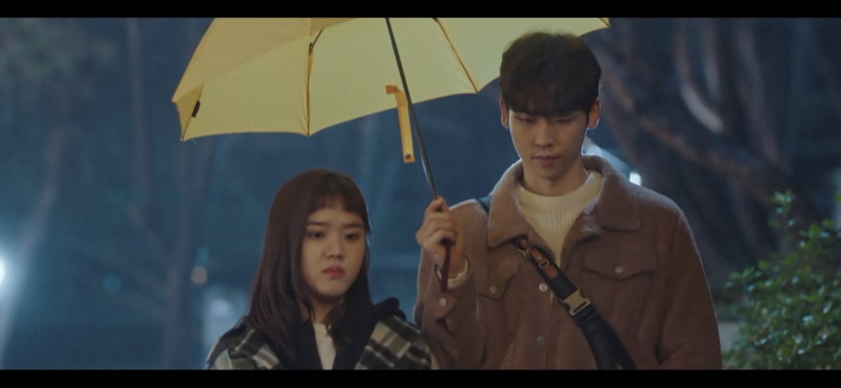 ch1ri_dr's tweet photo. 우산 어디까지 기울어지는 겁니까 https://t.co/686LaunVuE