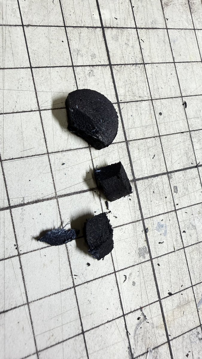 FDC_R58's tweet photo. 長年の趣味ビリヤード。
とうとうタップ加工まで始める。

先ずは50個。
自分的にはまぁまぁ。
悪くないけど改良の余地あり。

色んな方々の意見欲しいなぁ。
無料です。送料も僕が負担します。
発送は歯科医院の封筒で送ろうと思う。

2個を20人で行こう。

個人情報の観点からビリヤード屋さんで受け取れる方がいいよね。

忖度なく意見をくれる方が良いなぁ。
僕の知り合いじゃない方々がいいなぁ。
忖度が出ちゃいそうだから、沖縄県以外の方が良いなぁ。

県内の方はお会いした時にお渡しします。
声かけてね。
（歯科医院に来ても渡せないよ）

来月ぐらいには送れそうです。
なんならよろしくお願いします。

#ビリヤード
#タップ加工