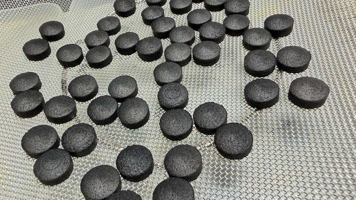FDC_R58's tweet photo. 長年の趣味ビリヤード。
とうとうタップ加工まで始める。

先ずは50個。
自分的にはまぁまぁ。
悪くないけど改良の余地あり。

色んな方々の意見欲しいなぁ。
無料です。送料も僕が負担します。
発送は歯科医院の封筒で送ろうと思う。

2個を20人で行こう。

個人情報の観点からビリヤード屋さんで受け取れる方がいいよね。

忖度なく意見をくれる方が良いなぁ。
僕の知り合いじゃない方々がいいなぁ。
忖度が出ちゃいそうだから、沖縄県以外の方が良いなぁ。

県内の方はお会いした時にお渡しします。
声かけてね。
（歯科医院に来ても渡せないよ）

来月ぐらいには送れそうです。
なんならよろしくお願いします。

#ビリヤード
#タップ加工