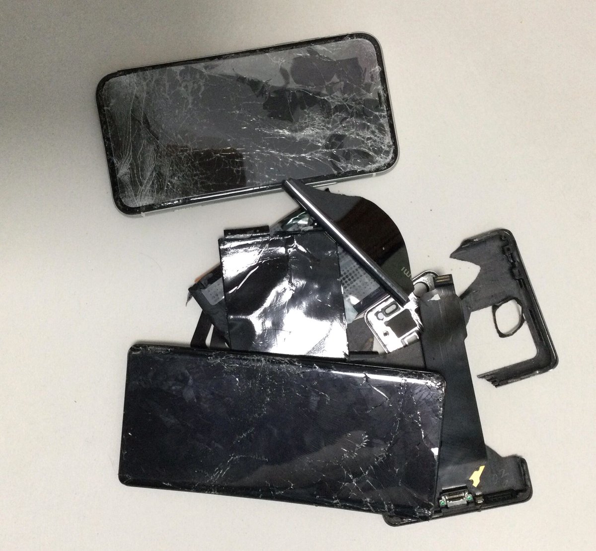 EmilyAusticgbk's tweet photo. When my phone glue went rock hard u0026 I had to clumsily凑 (messily put) it back together… what a silly little tech fail haha! https://t.co/1qMyTGQTGV