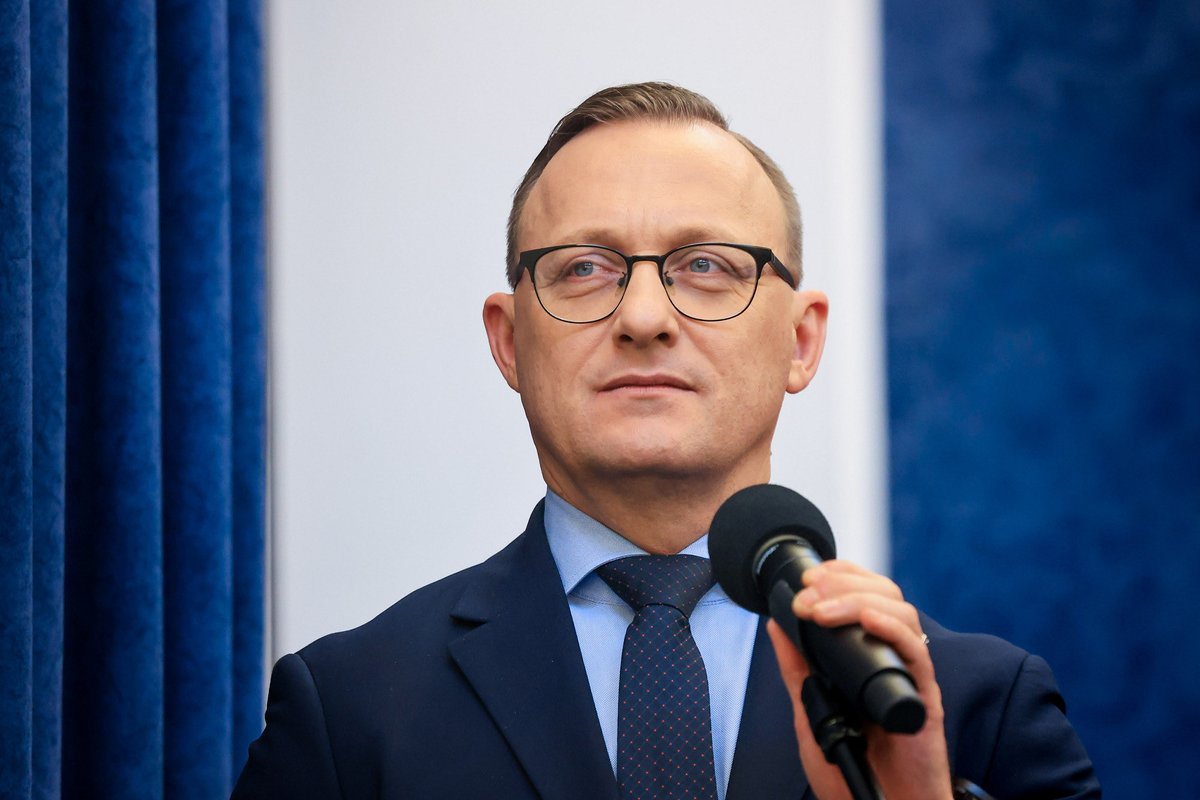 prezydentpl's tweet photo. 💬 Rządzący postanowili przykryć swoje nieudolności, ogromne problemy z finansami publicznymi, kolejkami do lekarzy tematem związanym z końmi, o których Pan Prezydent wspomniał w jednym z wywiadów w sierpniu. Kiedy nie ma chleba, potrzeba igrzysk. Kiedy rządzący nie radzą sobie z finansami publicznymi, kiedy codziennie dochodzi do wycieków danych, kiedy dziura w budżecie wynosi w tej chwili ponad 150 miliardów złotych, to trzeba jakiś temat zastępczy wysuflować, żeby ludzie zaczęli o tym rozmawiać, a nie o tych problemach, które dotyczą codzienności Polaków.

💬 Przez najbliższy rok, do wyborów parlamentarnych, Pan Prezydent będzie regularnie, dzień po dniu, atakowany przez rządzących, bo nic innego już im nie zostało. Katastrofa w finansach publicznych, katastrofa w polityce zagranicznej – gdyby nie aktywność Pana Prezydenta, to Polski nie byłoby w jakichkolwiek formatach międzynarodowych. To Pan Prezydent doprowadził do tego, że Polska po raz pierwszy w grudniu będzie na szczycie G20.

💬 Pan Prezydent nie chciał, żeby Polacy stali się zakładnikami złej polityki rządu – takiej polityki, w której stawia się Polaków w sytuacji bez wyjścia. Podpisał tę ustawę, mimo dużych wątpliwości konstytucyjnych.

💬 Kiedy po raz pierwszy w historii Polska wchodzi do grupy G20, jesteśmy zaproszeni na szczyt dwudziestu największych gospodarek świata, rząd Donalda Tuska doprowadza Polskę na skraj katastrofy gospodarczej.

💬 Ta władza jest gotowa zrobić wszystko, nawet wejść siłą do Trybunału Konstytucyjnego. (…) Preludium mieliśmy w 2023 roku, kiedy siłowo weszli do telewizji publicznej, kiedy przejęli prokuraturę w sposób nielegalny. Tak działa Donald Tusk i obecnie rządzący. Pan Prezydent na pewno nie będzie bierny i jeżeli dojdzie do jakiejkolwiek próby zamachu na Trybunał Konstytucyjny, to spotka się to ze zdecydowaną reakcją.

Rzecznik Prezydenta RP @LeskiewiczRafa, @wPolscepl
