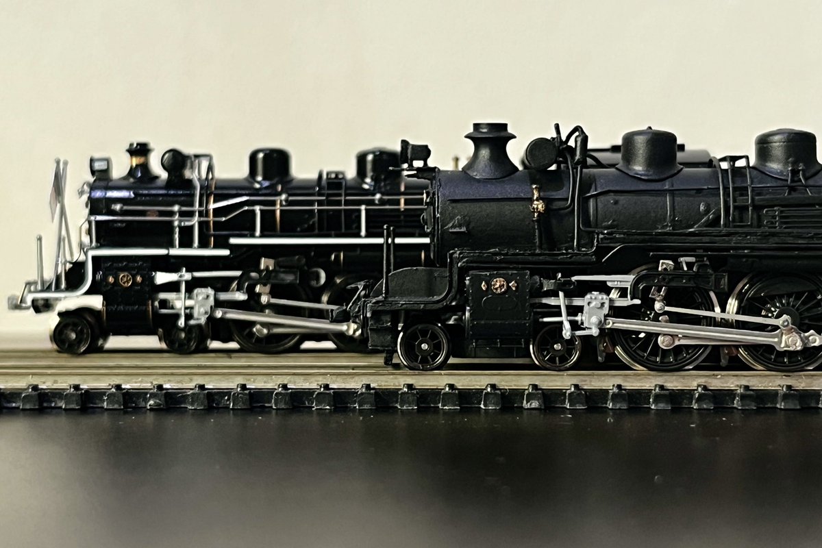 StTopHat's tweet photo. C51-276 ²

Recently got my hands on a Micro Ace C51 to be used for a project, just so happened to be C51-276, the same member I finished my Kings Hobby C51 as 

So before modifying the Micro C51, I decided to pose the two up

For those curious I’m turning 276 into 270 https://t.co/x4YS18aZ7g