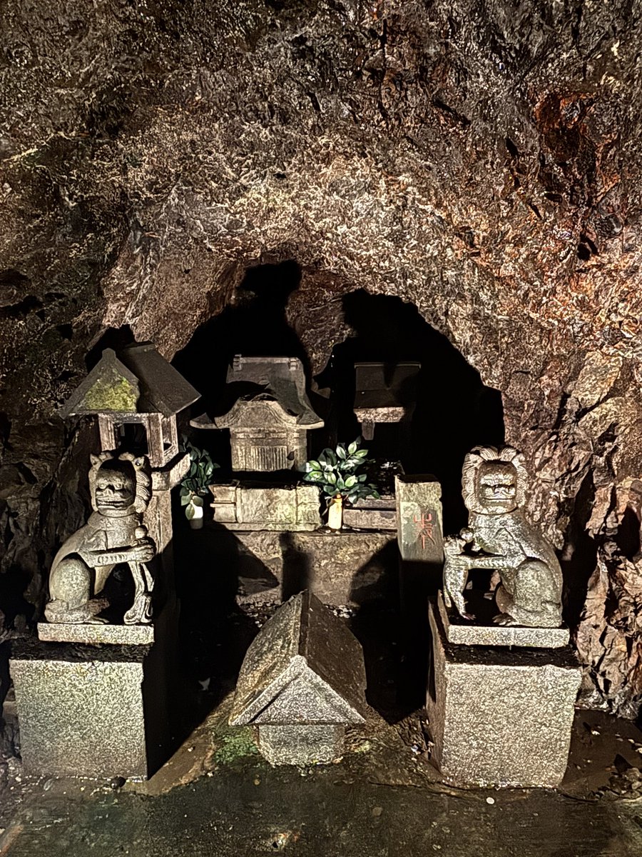 jinpeiokami's tweet photo. 江の島洞窟

中天井も高くて結構広い

蝋燭を借りて進みます☺️ https://t.co/Ajn1GY2rtT
